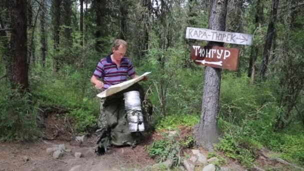 Turystyczny Mapą Pobliżu Znaki Napisy Tamburyn Wieś Góry Kara Turek — Wideo stockowe