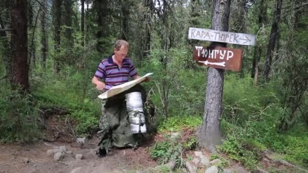 Turisty Mapou Poblíž Znamení Nápisy Tungur Vesnice Hory Kara Turek — Stock video