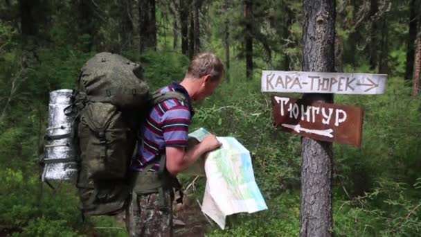 標識付近地図と観光 Tungur Turek 人の旅行者のハイキングで道に迷ったし マップ上の方法を探して — ストック動画
