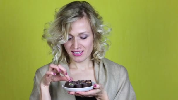 Una Mujer Con Una Hermosa Sonrisa Está Comiendo Caramelo Una — Vídeo de stock