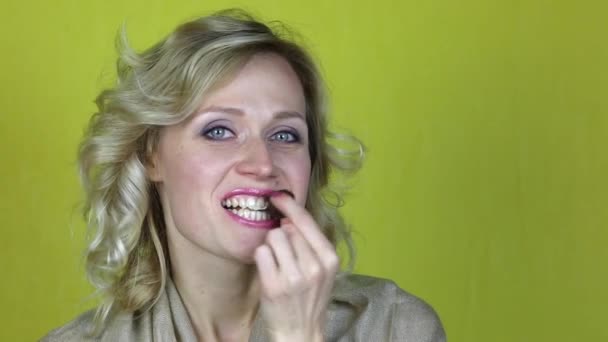 Bir Kadın Güzel Bir Gülümseme Ile Şeker Yiyor Sağlıklı Dişler — Stok video