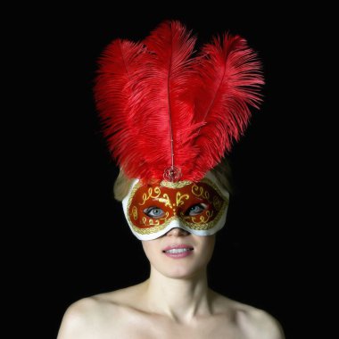 Siyah bir zemin üzerine eşarplı güzel maskeli sarışın bir kadın. Kız Avrupa karnaval maskesi görünümünde.