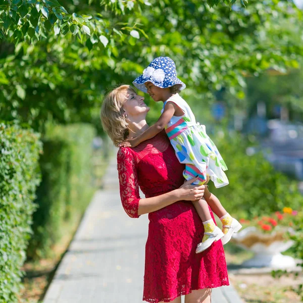 Europäische Mutter Und Dunkelhäutige Pflegetochter Haben Spaß Bei Einem Spaziergang — Stockfoto