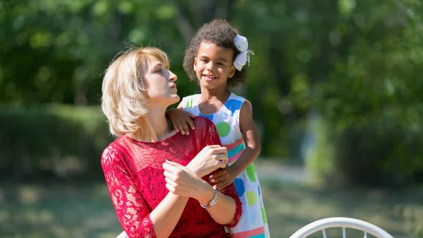 Mutter Und Ihre Adoptivtochter Sitzen Auf Der Bank Eine Weiße — Stockfoto