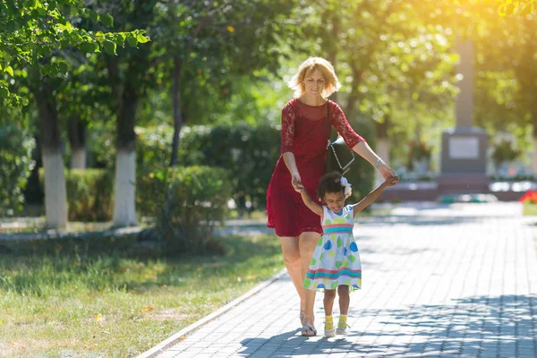 Mutter Und Tochter Gehen Den Bürgersteig Entlang Eine Weiße Frau — Stockfoto