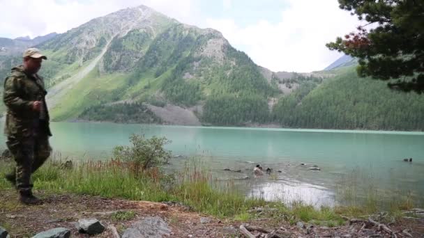 Deux Touristes Longent Lac Des Hommes Avec Sac Dos Approchent — Video