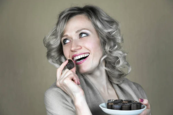 Uma Mulher Com Belo Sorriso Está Comer Doces Uma Menina — Fotografia de Stock