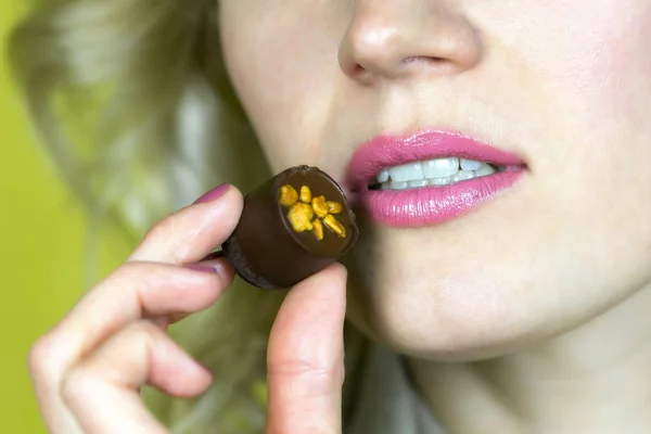 Uma Mulher Com Belo Sorriso Está Comer Doces Uma Menina — Fotografia de Stock