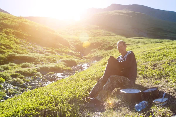 Touriste Est Assis Avec Sac Dos Lever Soleil Voyageur Met — Photo