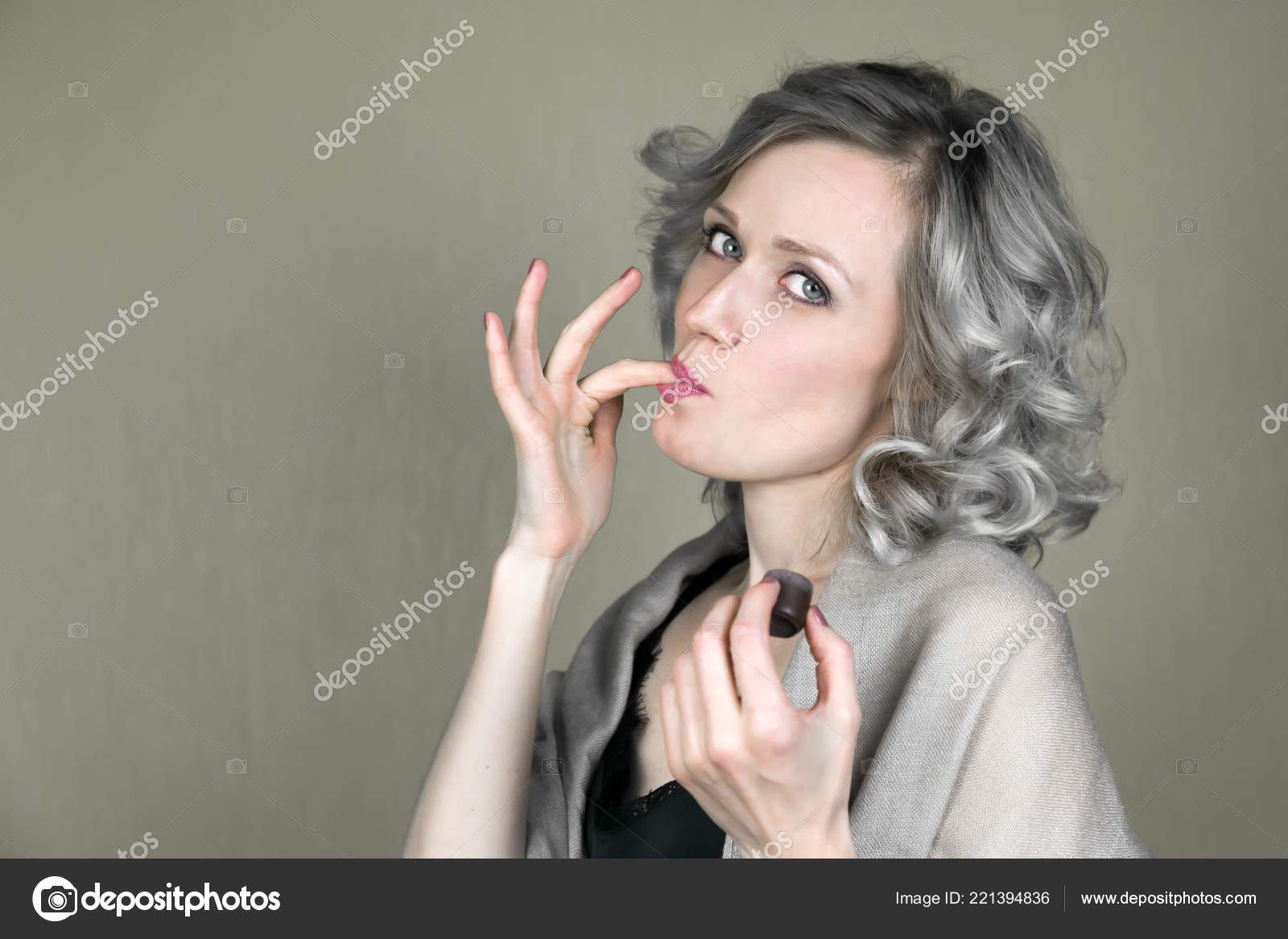 Женщина модель сосет — img 1