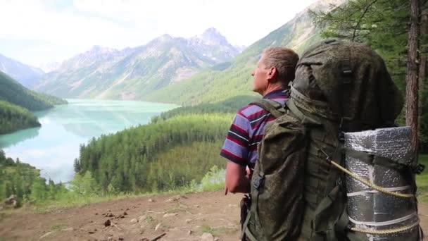 Touriste Avec Énorme Sac Dos Regarde Lac Voyageur Homme Tient — Video