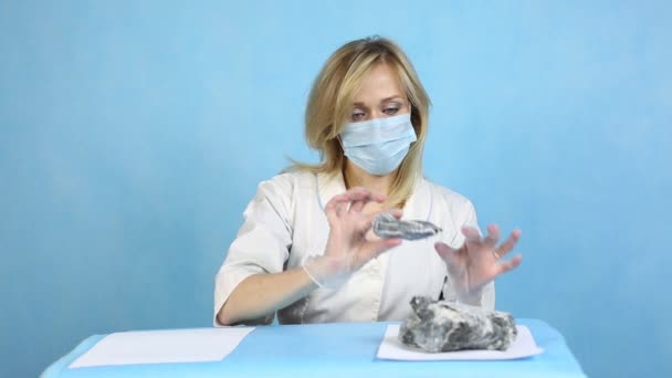女孩实验室技术员检查矿物质样品 一名妇女实验室工作人员检查石头的 Anilization 有害石棉的内容 — 图库视频影像