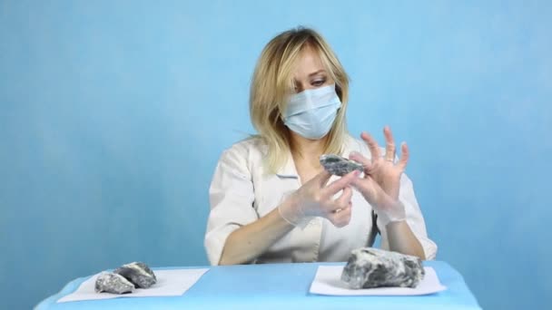 Técnica Laboratório Menina Examina Amostras Minerais Uma Funcionária Laboratório Mulher — Vídeo de Stock