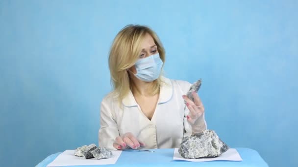 女孩实验室技术员检查矿物质样品 一名妇女实验室工作人员用镊子检查石头 用有害石棉的纤维 — 图库视频影像
