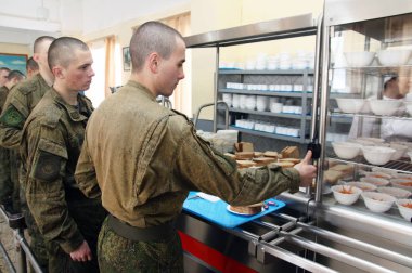 Orenburg, Rusya Federasyonu, 05/16/2008. Yemek odasında bir askeri birlik. Orduda, gıda askerler Editorialdining oda. Rus yemek odasında roket asker bölümü. Akşam yemeği alınanlar ve sözleşme asker.