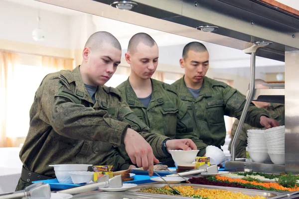 オレンブルク ロシア 2008 軍事ユニットのダイニング ルーム 食品の兵士軍の Editorialdining ルーム ロケットの軍隊の部門のロシアのダイニング ルーム — ストック写真