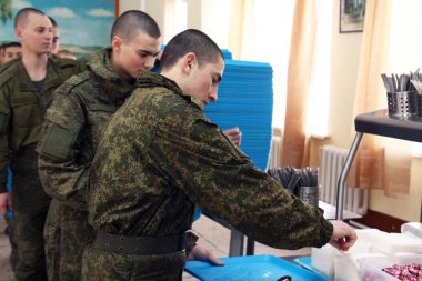 Orenburg, Rusya Federasyonu, 05/16/2008. Yemek odasında bir askeri birlik. Orduda, gıda askerler editoryal yemek odası. Rus yemek odasında roket asker bölümü. Akşam yemeği alınanlar ve sözleşme asker.