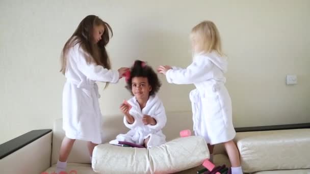 Три Девушки Играют Волосами Брюнетка Блондинка Темноволосая Женщина Сидят Диване — стоковое видео