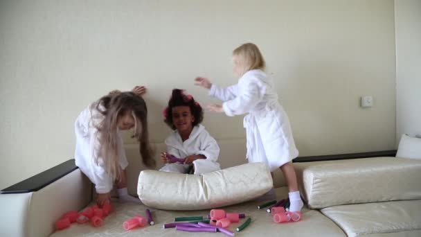 Tři Dívky Vlasy Černovlásky Blondýna Hnědovlasá Žena Sedí Pohovce Holky — Stock video