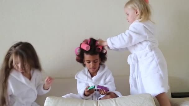 Trzy Dziewczyny Gry Włosów Blondynka Brunetka Brunet Kobiety Siedzą Kanapie — Wideo stockowe