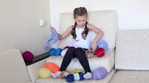 Fille Tricote Avec Tricot Fil Une Petite Fille Apprend Tricoter — Video