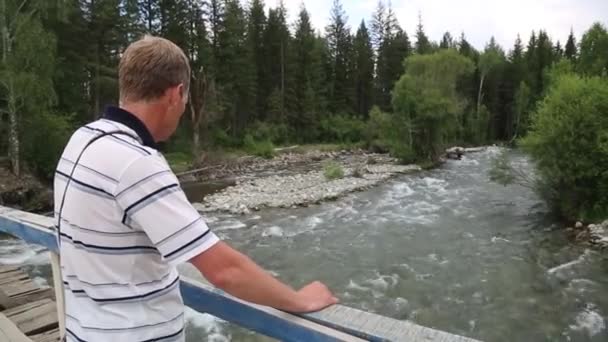 自殺は橋の上 水の中に見えます 水に橋から飛び込むに自殺することを決めた落ち込んで男が望んでいます — ストック動画