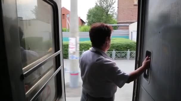 Τρένο Αγωγού Στέκεται Στην Πόρτα Του Αυτοκινήτου Θηλυκό Σιδηροδρόμων Εργαζόμενος — Αρχείο Βίντεο