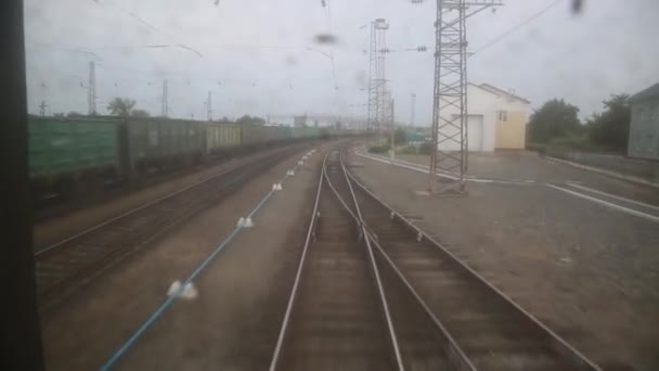 Hombre Mira Por Ventana Del Coche Ferrocarril Pasajero Para Vestíbulo — Vídeos de Stock