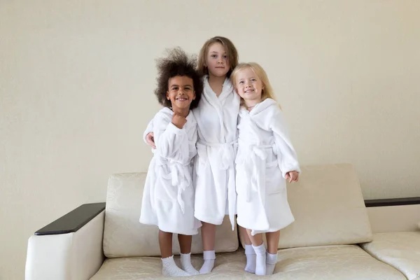 Chicas Novias Diferentes Nacionalidades Están Batas Blancas Calcetines — Foto de Stock