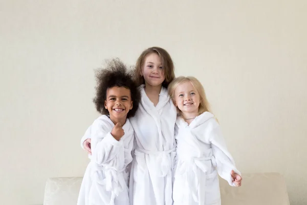 Chicas Novias Diferentes Nacionalidades Están Batas Blancas Calcetines — Foto de Stock