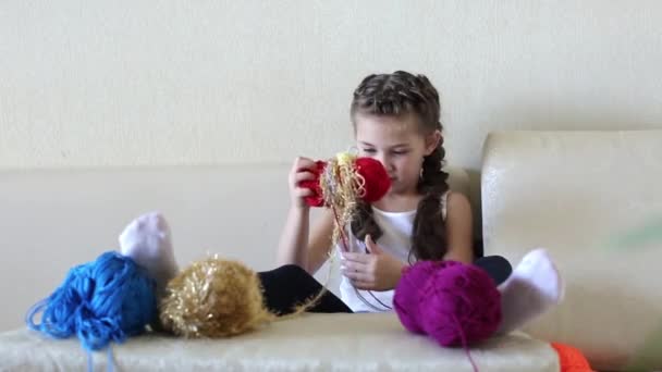 Дівчинка Закручує Нитку Маленька Дівчинка Сидить Дивані Намотує Шерсть Язання — стокове відео