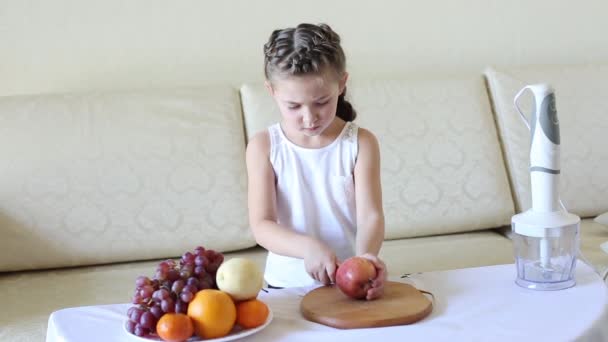Het Kind Snijdt Appels Met Een Mes Het Meisje Snijdt — Stockvideo