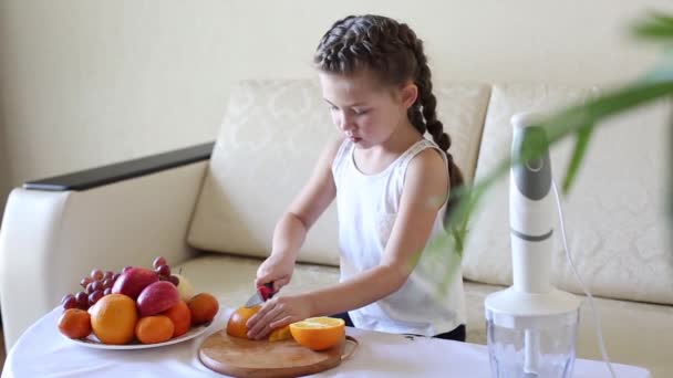 Παιδί Φέτες Πορτοκάλι Ένα Μαχαίρι Κορίτσι Που Κόβει Ένα Μαχαίρι — Αρχείο Βίντεο
