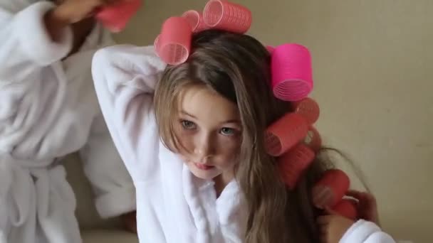 Chica Caucásica Con Rizadores Pelo Hermosa Niña Con Horquillas Rojas — Vídeos de Stock