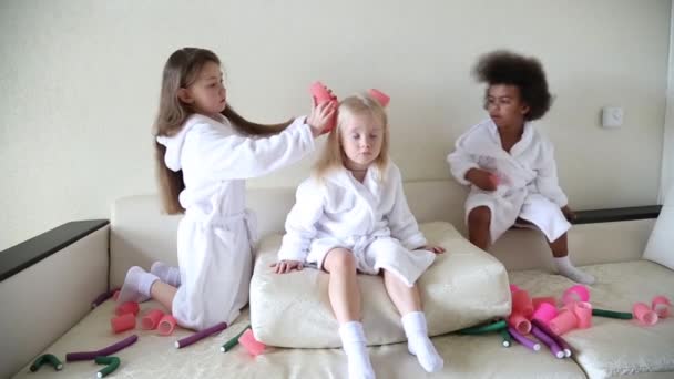 Маленькі Дівчата Грають Ліфчиками Волосся Шпильками Дівчата Подружки Білих Халатах — стокове відео