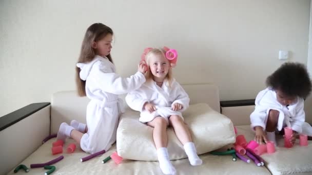 Little Girls Play Hair Curlers Hairpins Girls Girlfriends White Coats — Stock Video