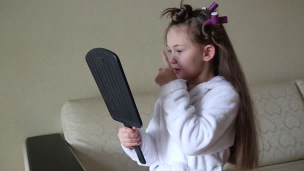 Menina Branca Olha Espelho Pequena Menina Bonita Com Grampos Cabelo — Vídeo de Stock