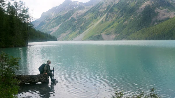 一位游客来到山湖喝醉了 一个人在从山湖徒步时喝水 — 图库照片