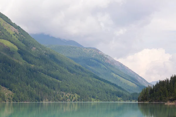 山湖与蓝色清水 森林和山脉中的绿松石水湖 — 图库照片