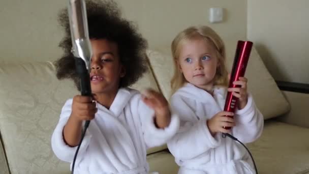 Kleine Kinder Spielen Mit Lockenwicklern Mädchen Weißen Mänteln Kaukasischen Und — Stockvideo
