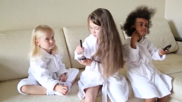 Little Girls Play Makeup While Sitting Couch Girls Different Nationalities — Stock Video