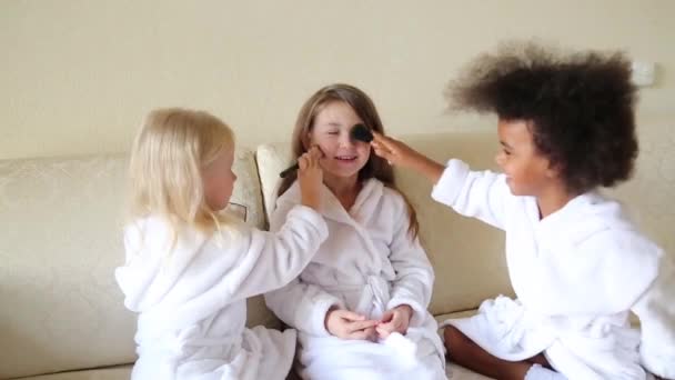 Маленькие Девочки Играют Макияжем Сидя Диване Девушки Разных Национальностей Красят — стоковое видео