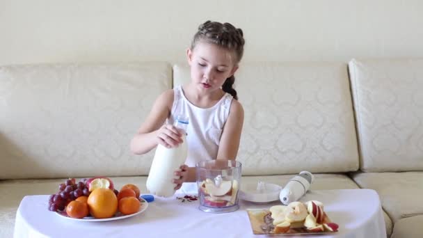 Baby Nalewa Mleko Blendera Mała Dziewczynka Przygotowuje Koktajl Dla Siebie — Wideo stockowe
