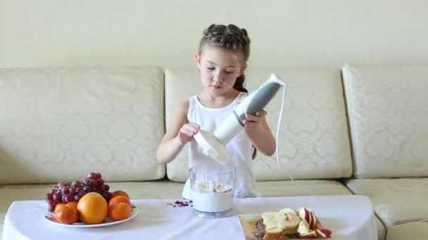 Niño Prepara Cóctel Una Licuadora Una Niña Prepara Propia Comida — Vídeo de stock