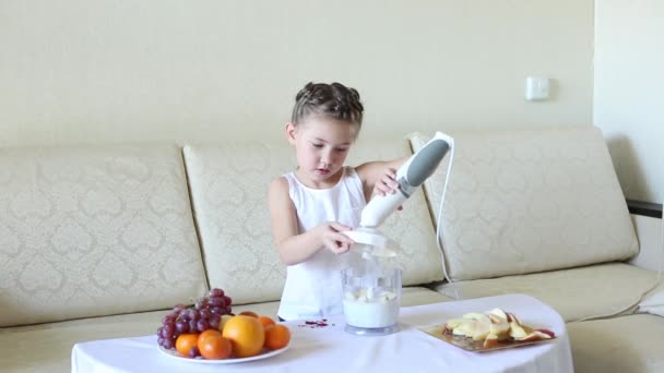 Niño Prepara Cóctel Una Licuadora Una Niña Prepara Propia Comida — Vídeo de stock