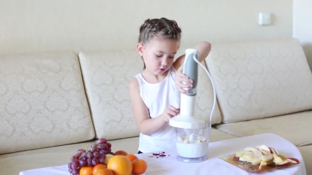 Niño Prepara Cóctel Una Licuadora Una Niña Prepara Propia Comida — Vídeo de stock