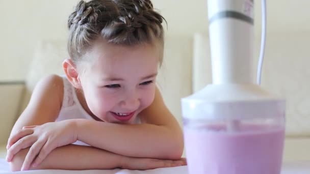 Niño Observa Cómo Elabora Cóctel Batidora Niña Parece Una Licuadora — Vídeo de stock