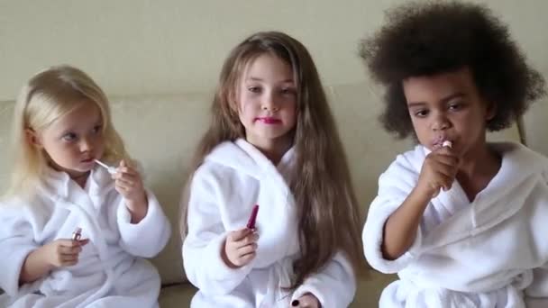Les Enfants Blouse Laboratoire Jouent Avec Rouge Lèvres Petites Filles — Video