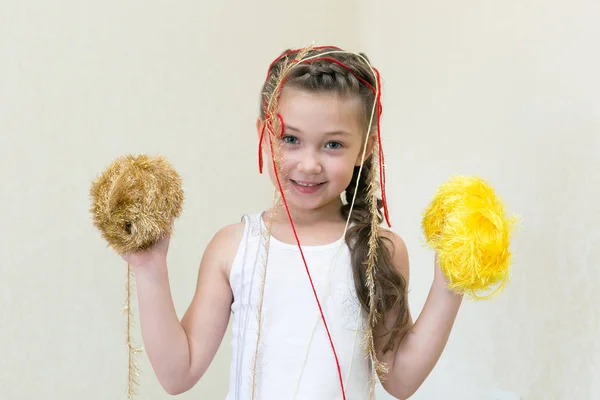 ニット用糸のボールを持つ少女 少女は 彼女の手で毛糸編みを保持し 糸が彼女の頭の上にハングアップします — ストック写真