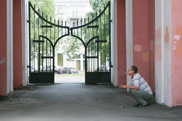 Hombre Sienta Fuma Arco Entre Las Casas Delincuente Está Esperando — Foto de Stock